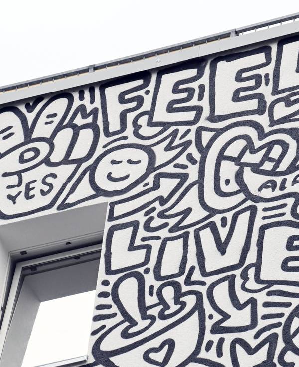 Der New Yorker Künstler Timothy Goodman gestaltet mit seinem Werk „People Love People“ die Fassade eines Hostels.