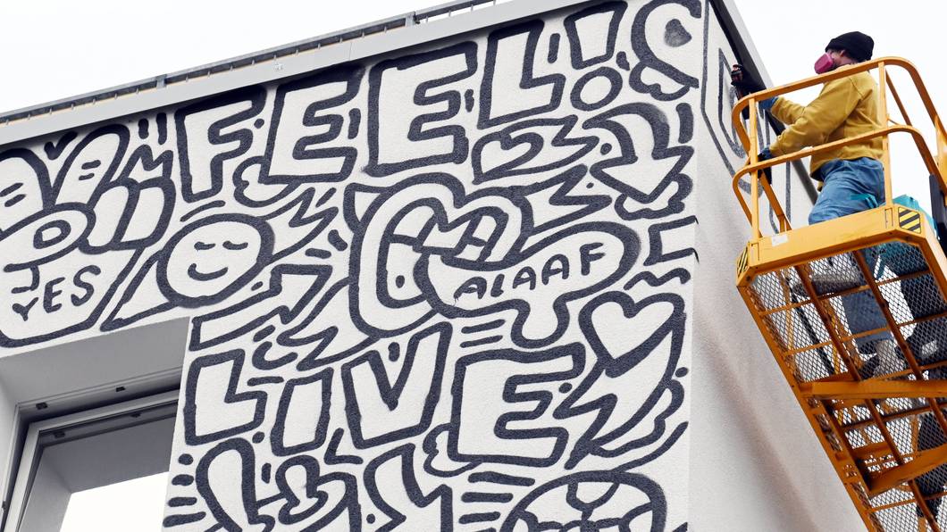 Der New Yorker Künstler Timothy Goodman gestaltet mit seinem Werk „People Love People“ die Fassade eines Hostels.