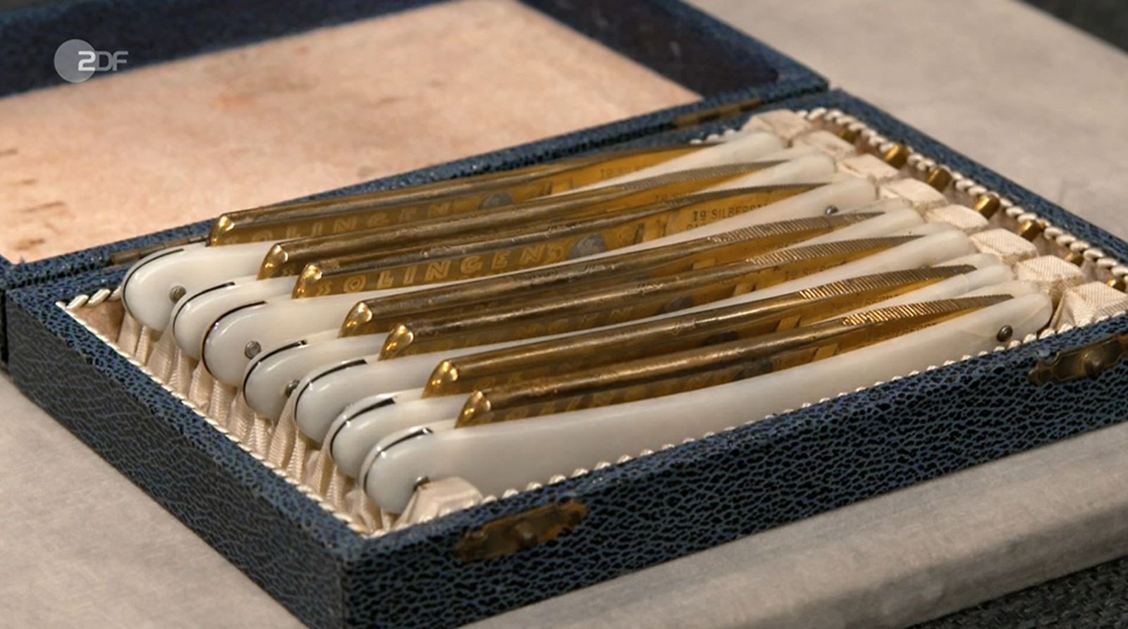 Danach wurde es bei „Bares für Rares“ messerscharf. Ein Solinger Rasiermesser-Set aus den 1920er-Jahren kam unter den Hammer - mit sieben Klingen, einer für jeden Wochentag. Nicht nur die außergewöhnliche Verarbeitung beeindruckte die Expertin: „Mir fehlen die Worte, wie scharf die Messer sind.“ Ihre Einschätzung lag bei 200 bis 250 Euro. (Bild: ZDF)