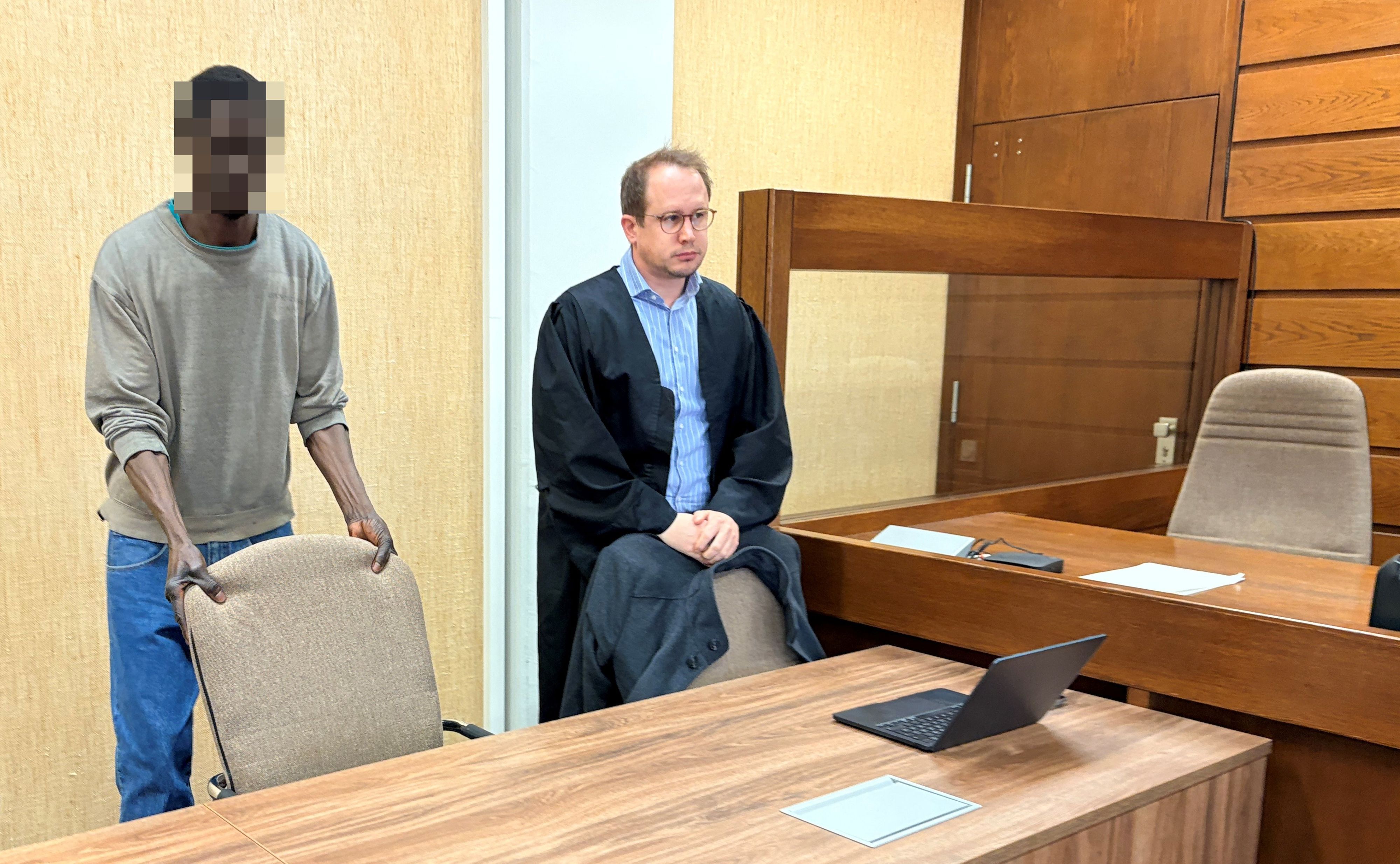 Der Angeklagte mit seinem Verteidiger Carsten Meyers kurz vor der Urteilsverkündung im Landgericht.