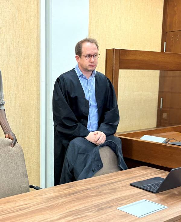 Der Angeklagte mit seinem Verteidiger Carsten Meyers kurz vor der Urteilsverkündung im Landgericht.
