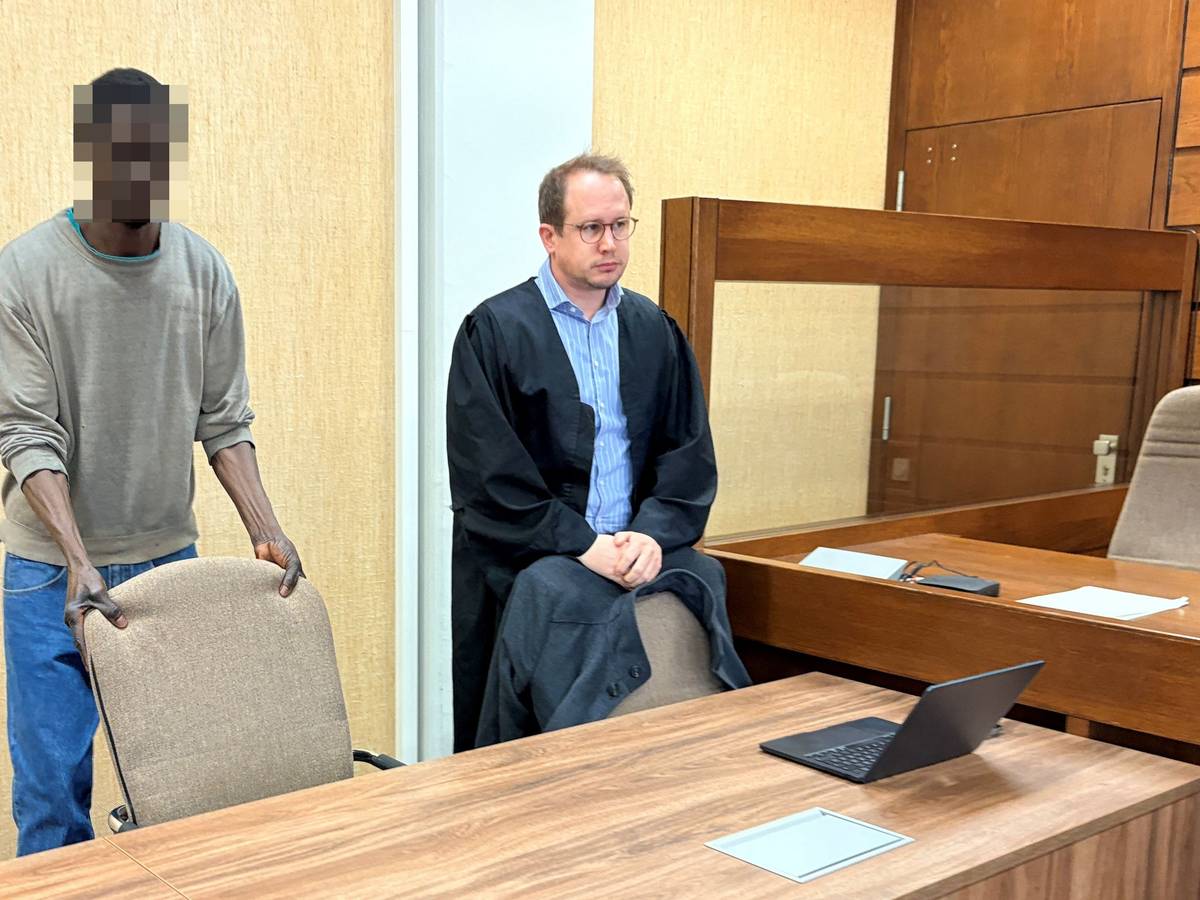 Der Angeklagte mit seinem Verteidiger Carsten Meyers kurz vor der Urteilsverkündung im Landgericht.