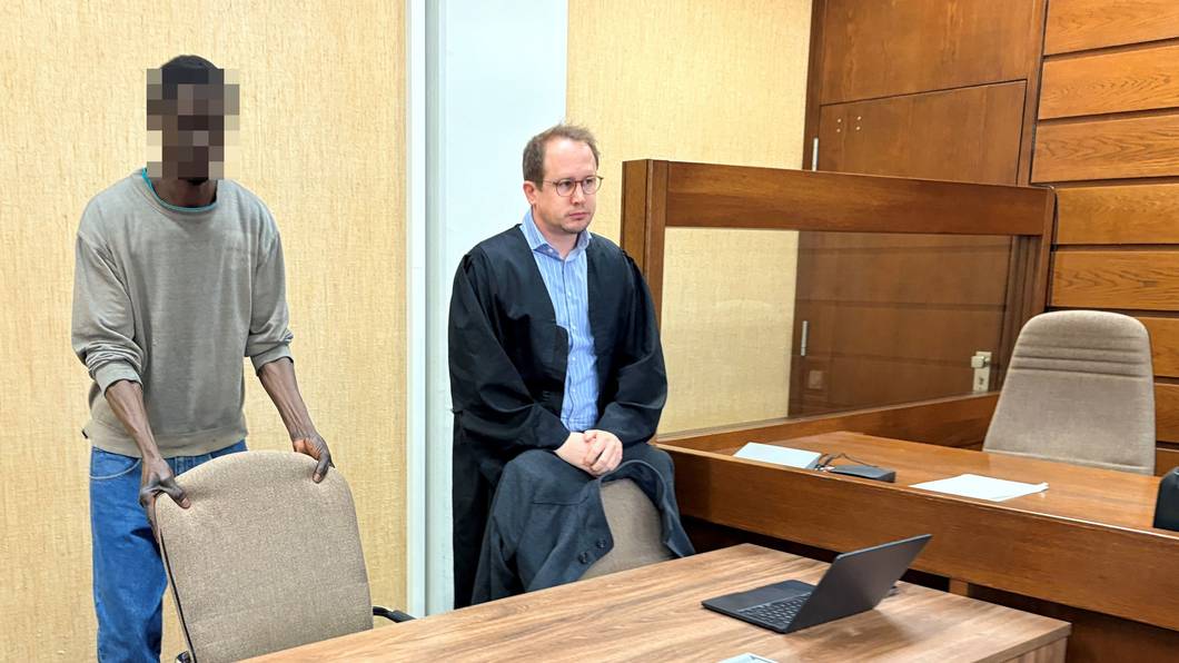 Der Angeklagte mit seinem Verteidiger Carsten Meyers kurz vor der Urteilsverkündung im Landgericht.