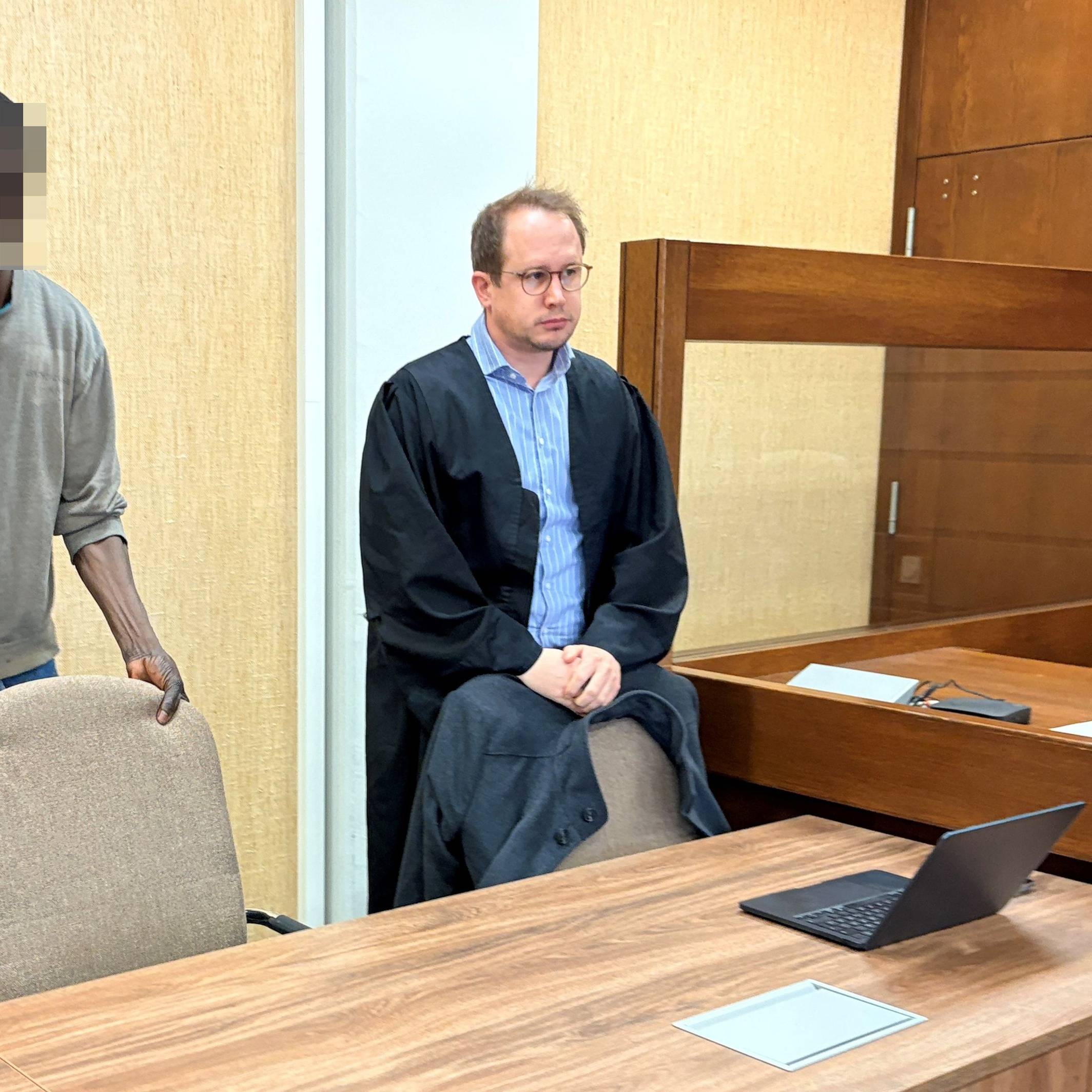 Der Angeklagte mit seinem Verteidiger Carsten Meyers kurz vor der Urteilsverkündung im Landgericht.
