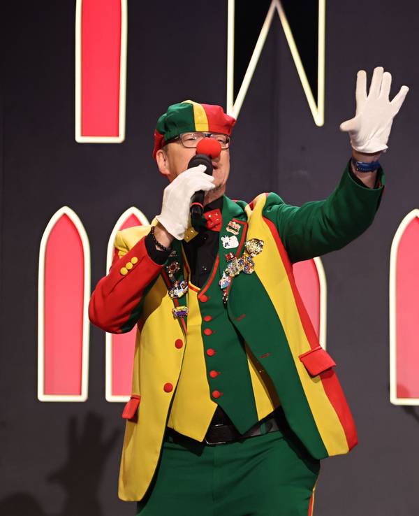 Jörg Runge steht als Dä Tuppes vum Land auf der Bühne.