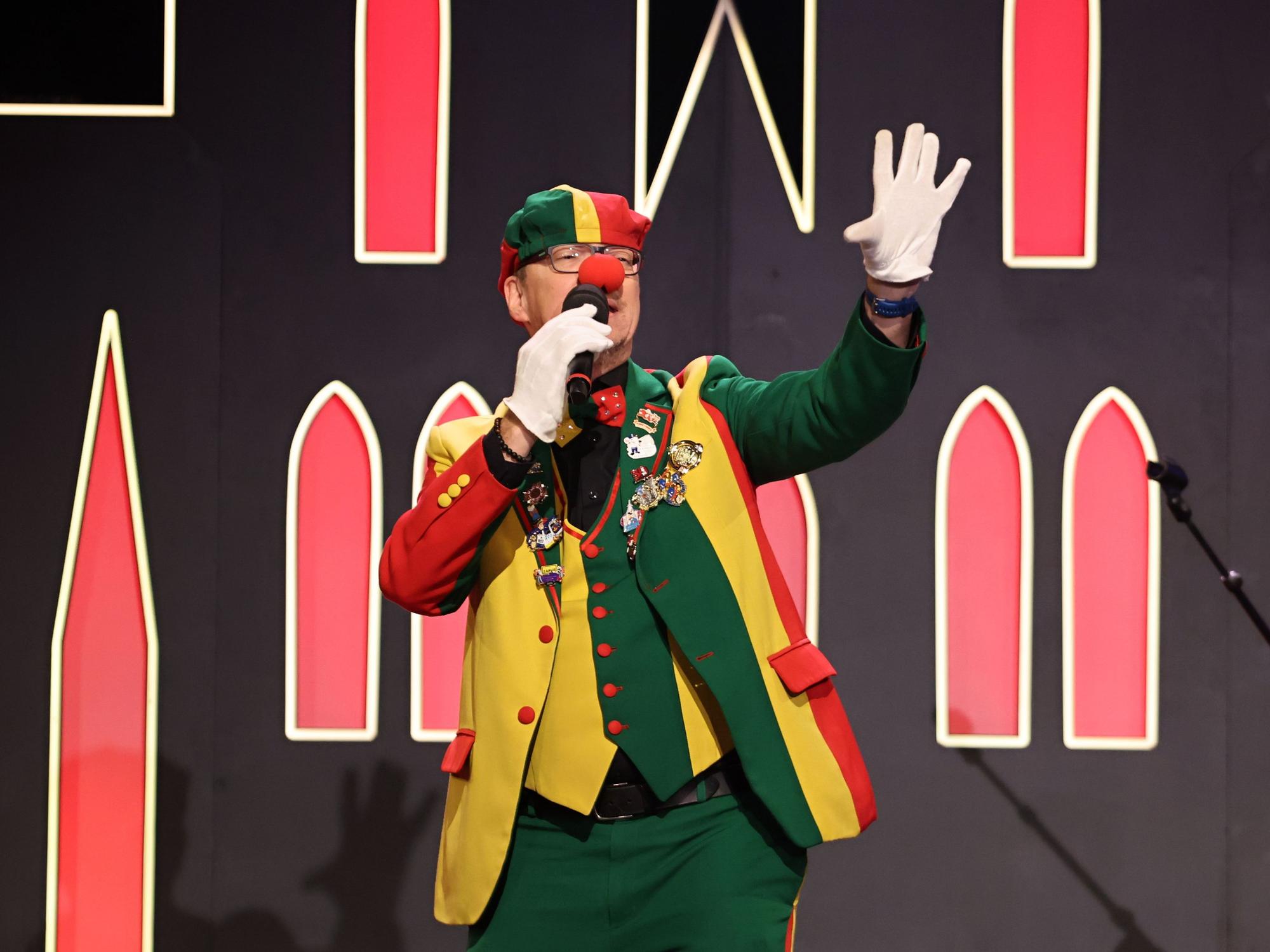 Jörg Runge steht als Dä Tuppes vum Land auf der Bühne.
