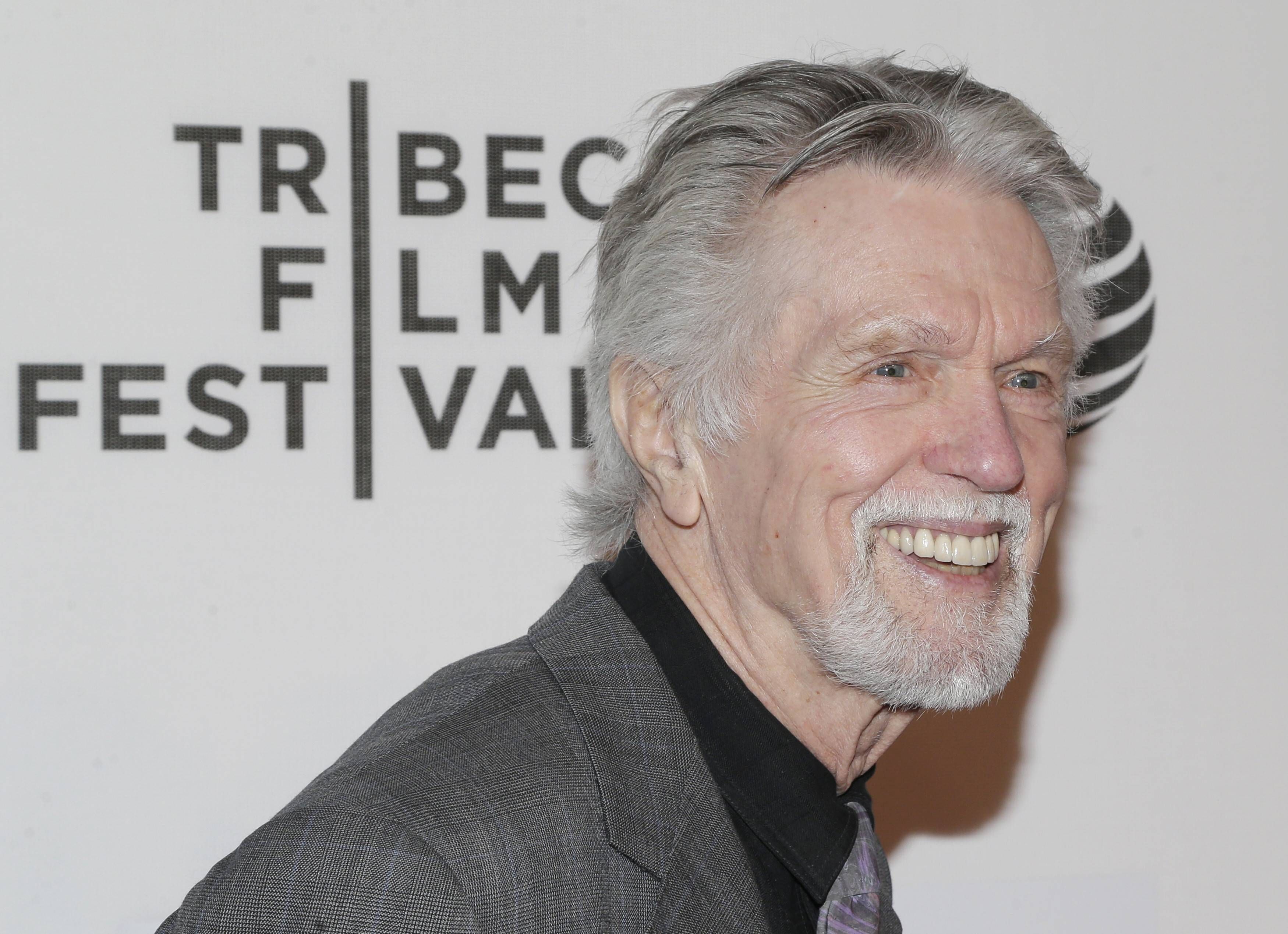 Tom Skeritt lacht.