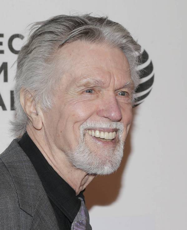 Tom Skeritt lacht.