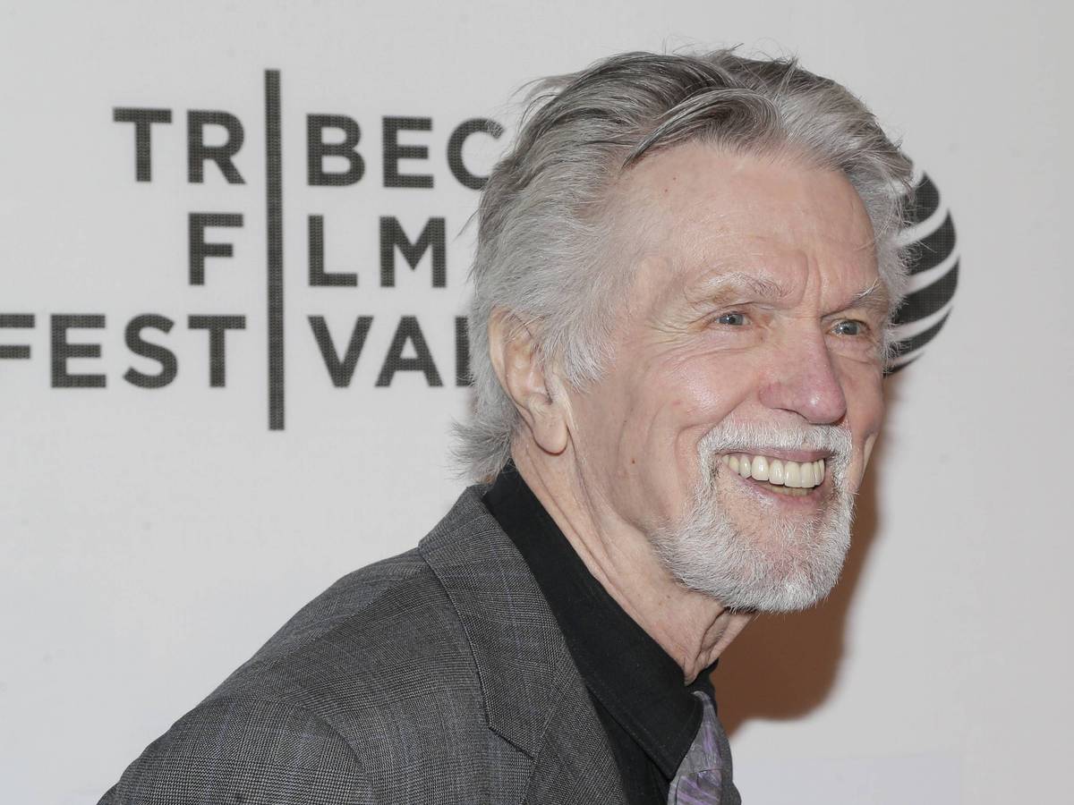 Tom Skeritt lacht.