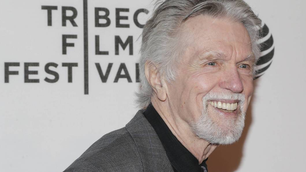 Tom Skeritt lacht.