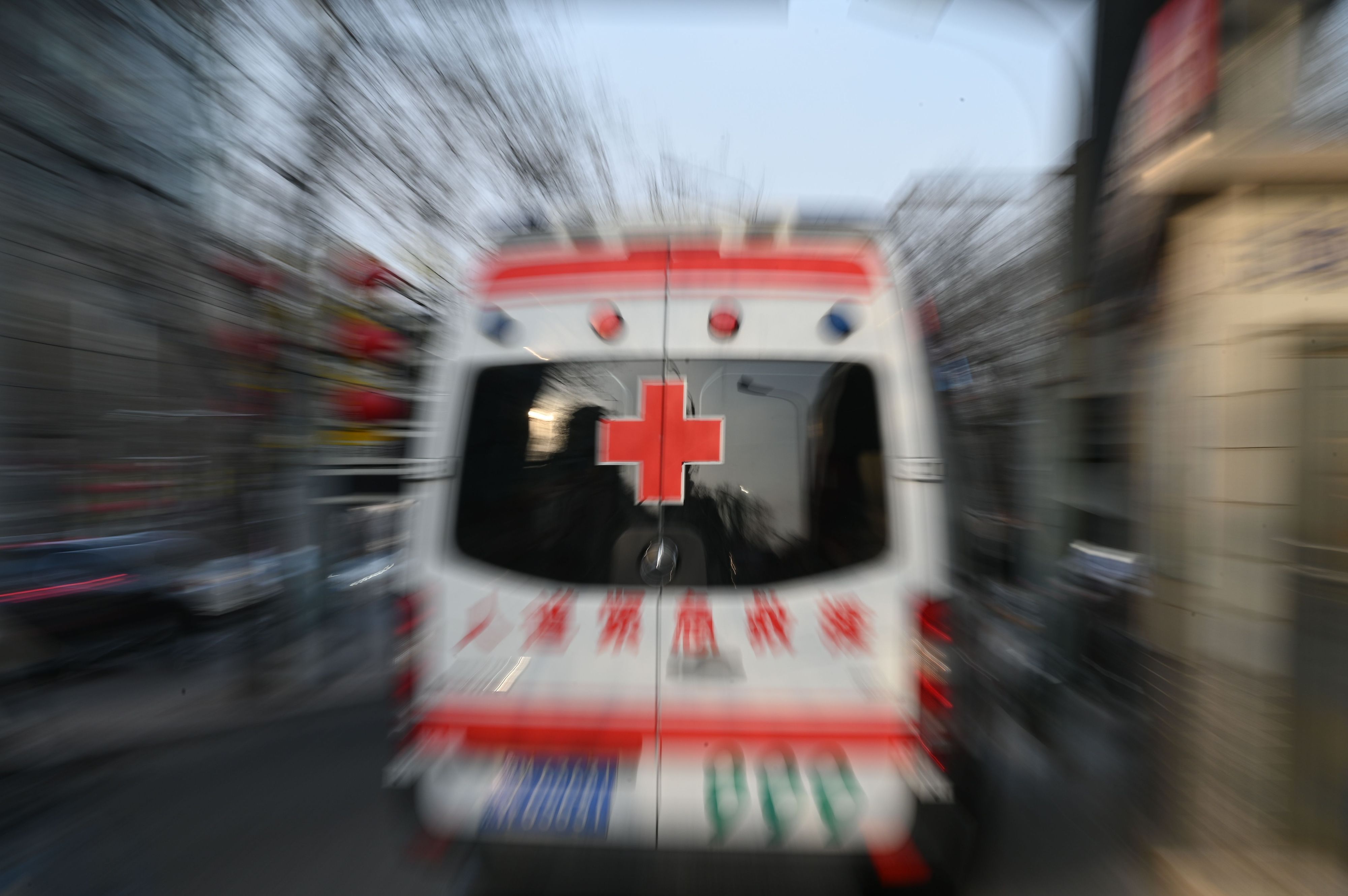ARCHIV - 26.02.2024, China, Peking: Auf einem Krankenwagen des Pekinger Roten Kreuzes steht in chinesischen Schriftzeichen «Humanitäre Soforthilfe». (zu dpa: «Starkes Erdbeben erschüttert China») Foto: Johannes Neudecker/dpa +++ dpa-Bildfunk +++