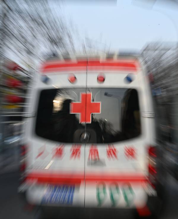ARCHIV - 26.02.2024, China, Peking: Auf einem Krankenwagen des Pekinger Roten Kreuzes steht in chinesischen Schriftzeichen «Humanitäre Soforthilfe». (zu dpa: «Starkes Erdbeben erschüttert China») Foto: Johannes Neudecker/dpa +++ dpa-Bildfunk +++