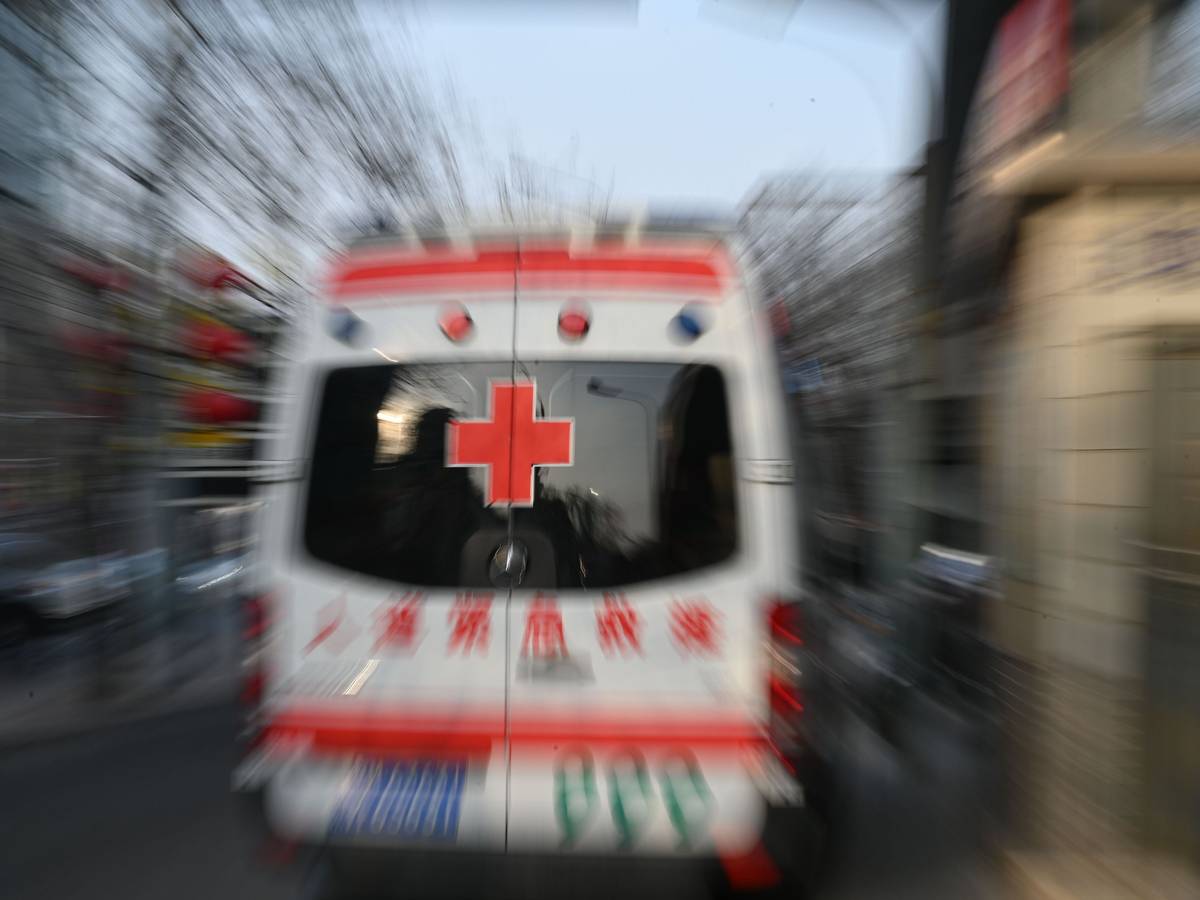 ARCHIV - 26.02.2024, China, Peking: Auf einem Krankenwagen des Pekinger Roten Kreuzes steht in chinesischen Schriftzeichen «Humanitäre Soforthilfe». (zu dpa: «Starkes Erdbeben erschüttert China») Foto: Johannes Neudecker/dpa +++ dpa-Bildfunk +++