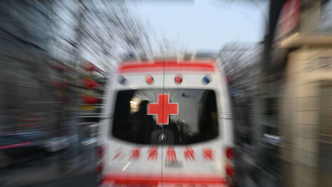 ARCHIV - 26.02.2024, China, Peking: Auf einem Krankenwagen des Pekinger Roten Kreuzes steht in chinesischen Schriftzeichen «Humanitäre Soforthilfe». (zu dpa: «Starkes Erdbeben erschüttert China») Foto: Johannes Neudecker/dpa +++ dpa-Bildfunk +++