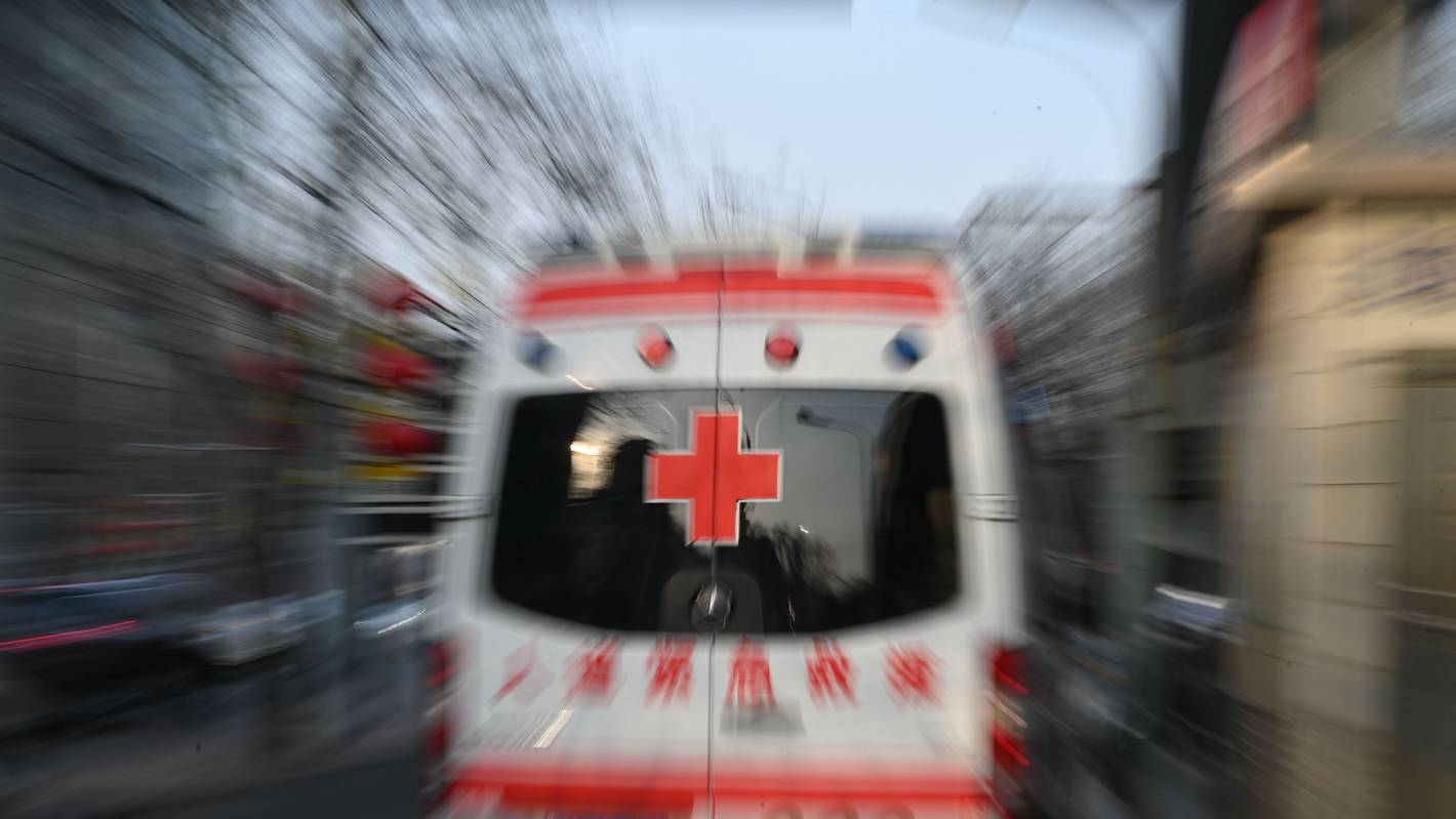 ARCHIV - 26.02.2024, China, Peking: Auf einem Krankenwagen des Pekinger Roten Kreuzes steht in chinesischen Schriftzeichen «Humanitäre Soforthilfe». (zu dpa: «Starkes Erdbeben erschüttert China») Foto: Johannes Neudecker/dpa +++ dpa-Bildfunk +++