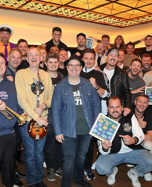 Gruppenbild der Musiker zur Sampler-Präsentation „Kölsch & Jot – Top Jeck 2027“.