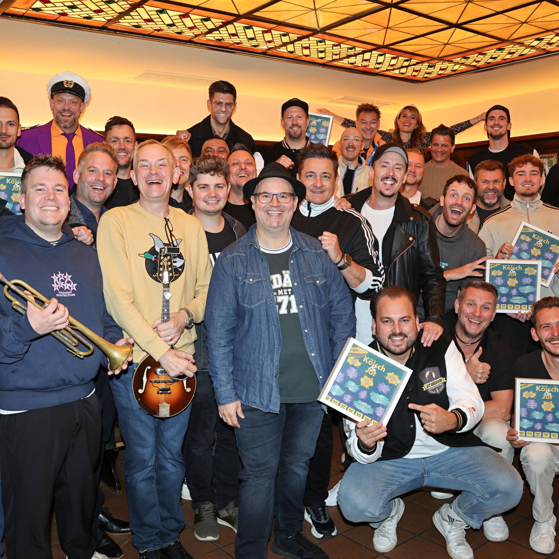 Gruppenbild der Musiker zur Sampler-Präsentation „Kölsch & Jot – Top Jeck 2027“.