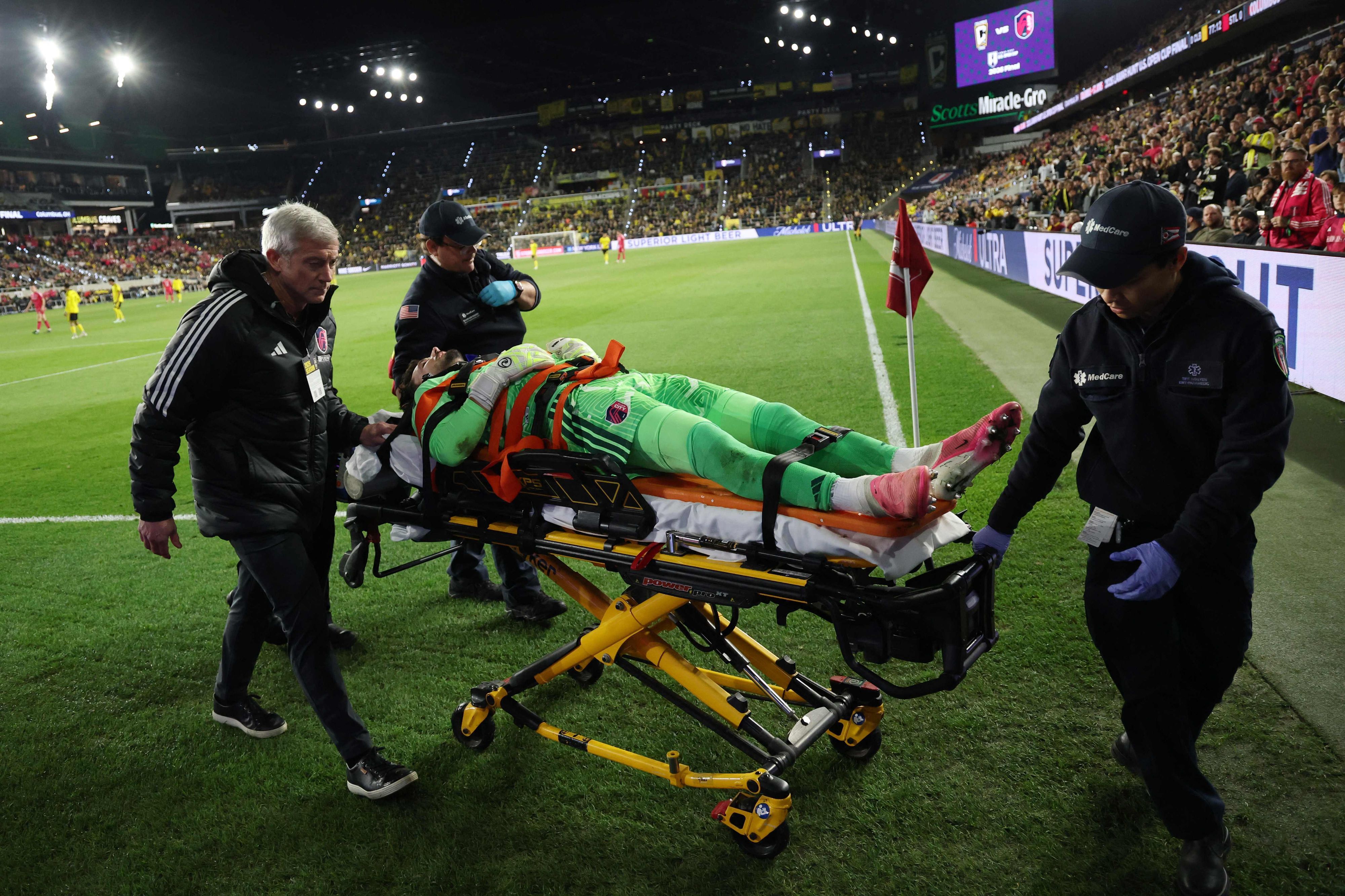 Ex-BVB-Keeper Roman Bürki wurde nach einem Zusammenprall in eine Klinik eingeliefert.