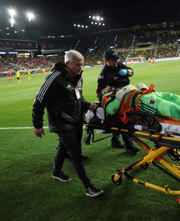 Ex-BVB-Keeper Roman Bürki wurde nach einem Zusammenprall in eine Klinik eingeliefert.