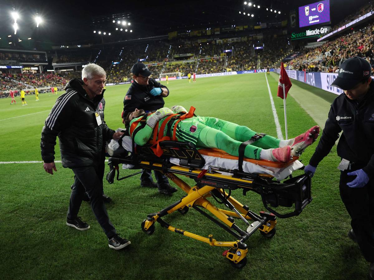 Ex-BVB-Keeper Roman Bürki wurde nach einem Zusammenprall in eine Klinik eingeliefert.