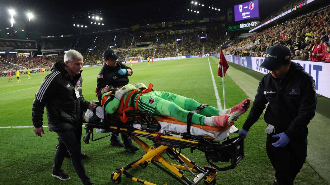 Ex-BVB-Keeper Roman Bürki wurde nach einem Zusammenprall in eine Klinik eingeliefert.