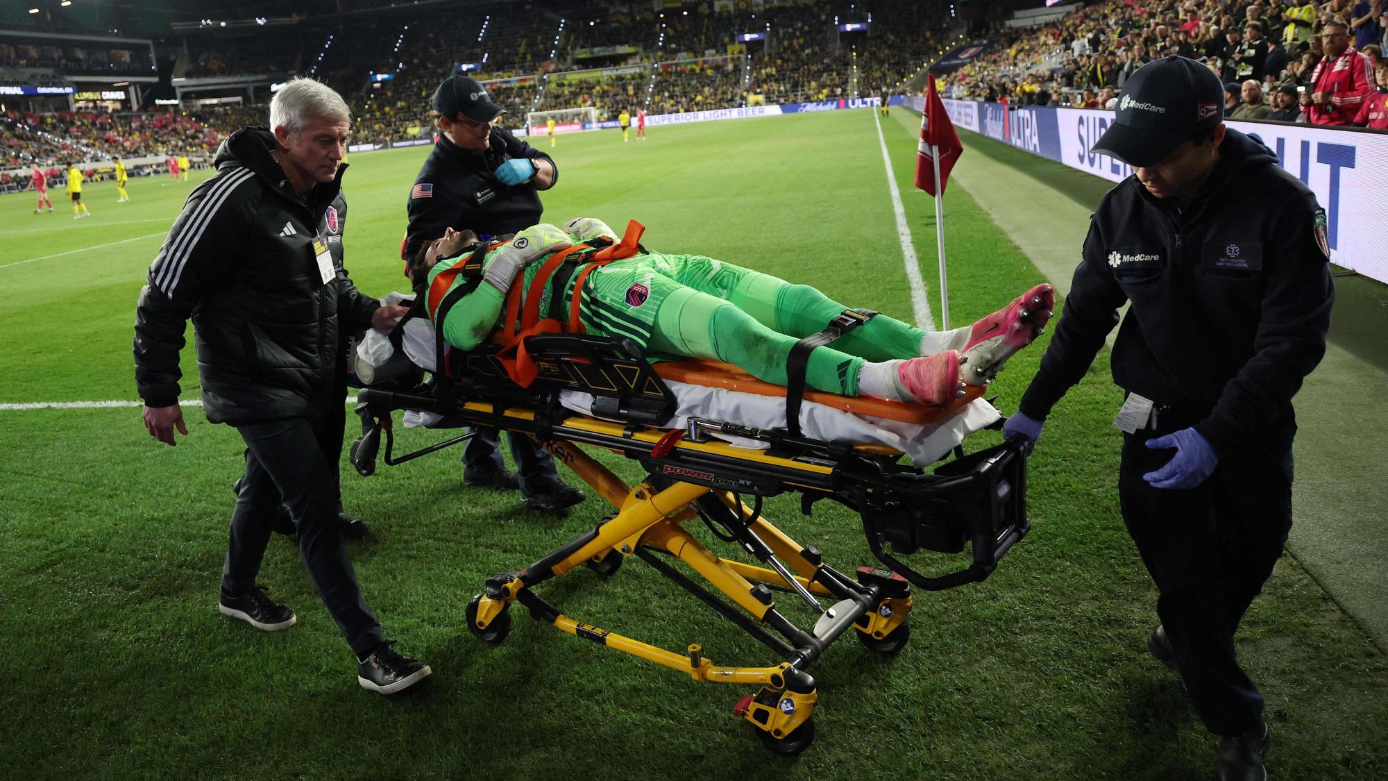 Ex-BVB-Keeper Roman Bürki wurde nach einem Zusammenprall in eine Klinik eingeliefert.