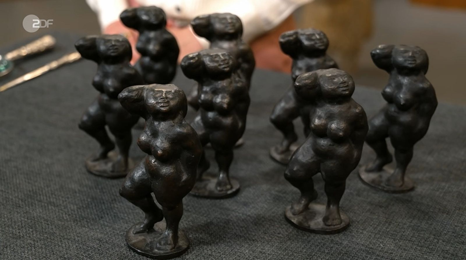 Auf den ersten Blick glichen sich die Figuren, bei genauerem Hinsehen gab es jedoch Unterschiede. „Vom Gewicht her sind sie unterschiedlich. Manche sind signiert, manche nicht“, erklärte die Verkäuferin. (Bild: ZDF)