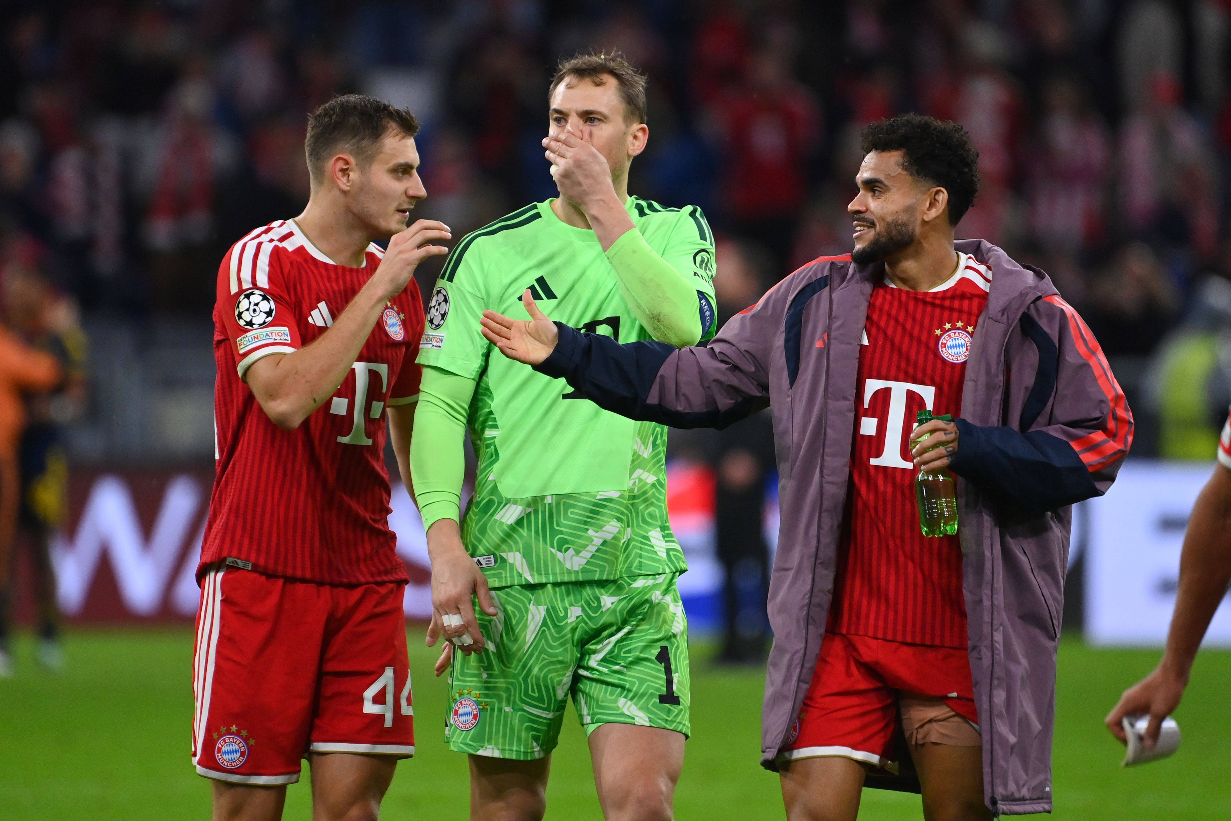 Josip Stanisic, Manuel Neuer und Luis Diaz unterhalten sich nach dem Spiel.
