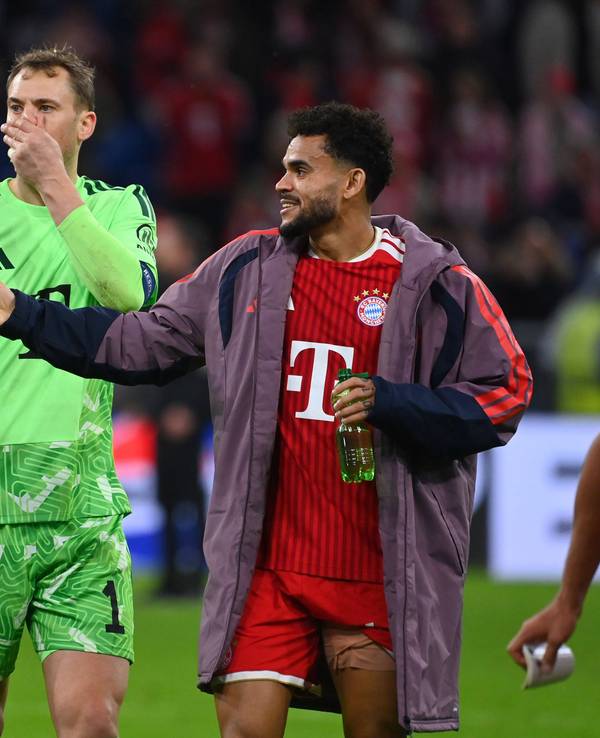 Josip Stanisic, Manuel Neuer und Luis Diaz unterhalten sich nach dem Spiel.