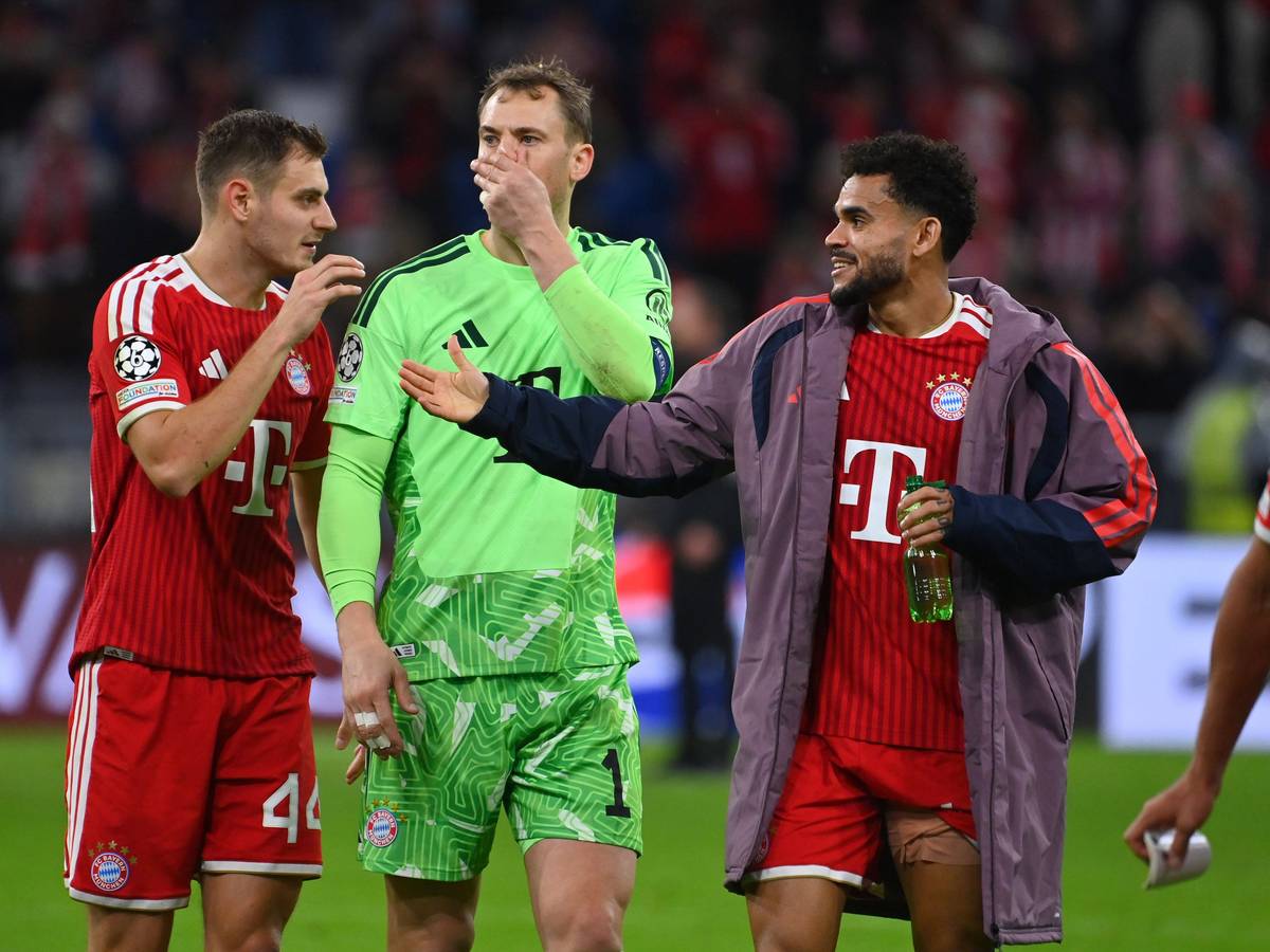 Josip Stanisic, Manuel Neuer und Luis Diaz unterhalten sich nach dem Spiel.