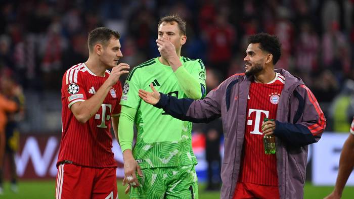 Josip Stanisic, Manuel Neuer und Luis Diaz unterhalten sich nach dem Spiel.