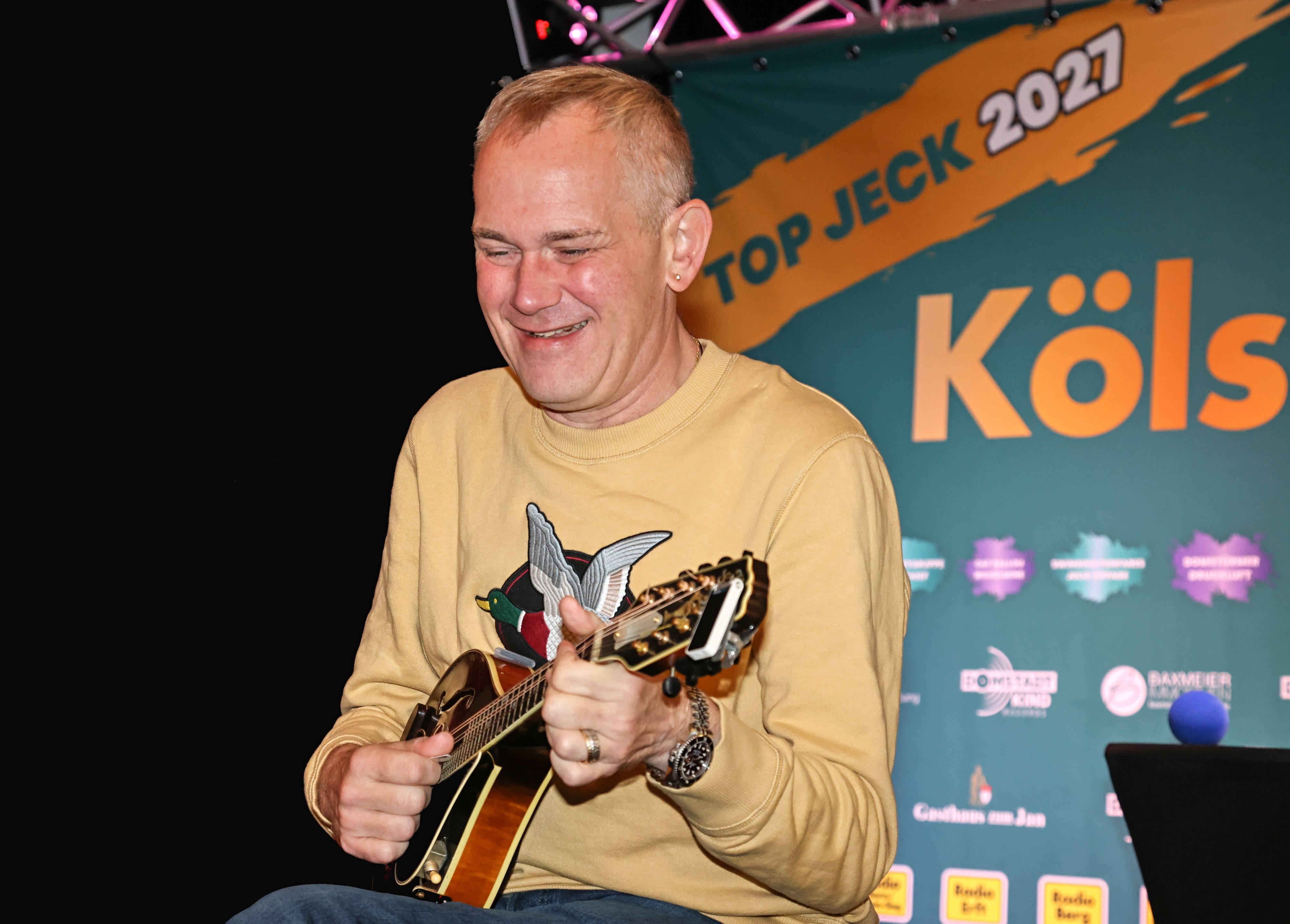 JP Weber singt seinen Song auf der Bühne.