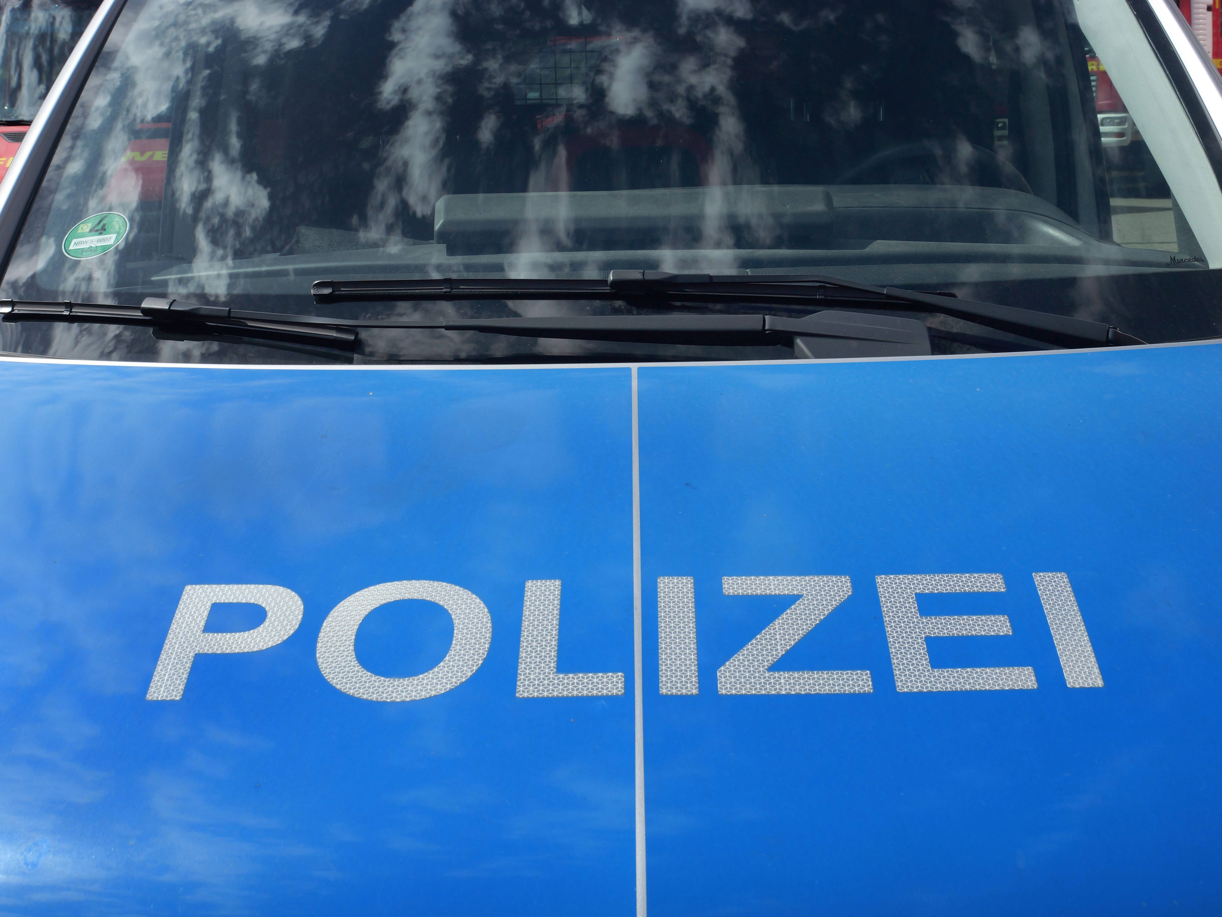 Motorhaube eines Streifenwagens der Polizei