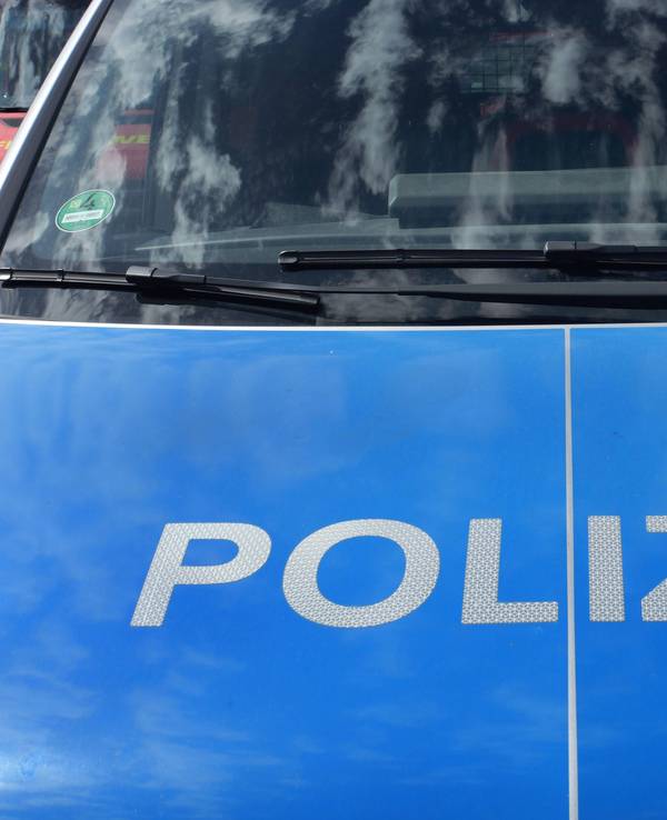 Motorhaube eines Streifenwagens der Polizei