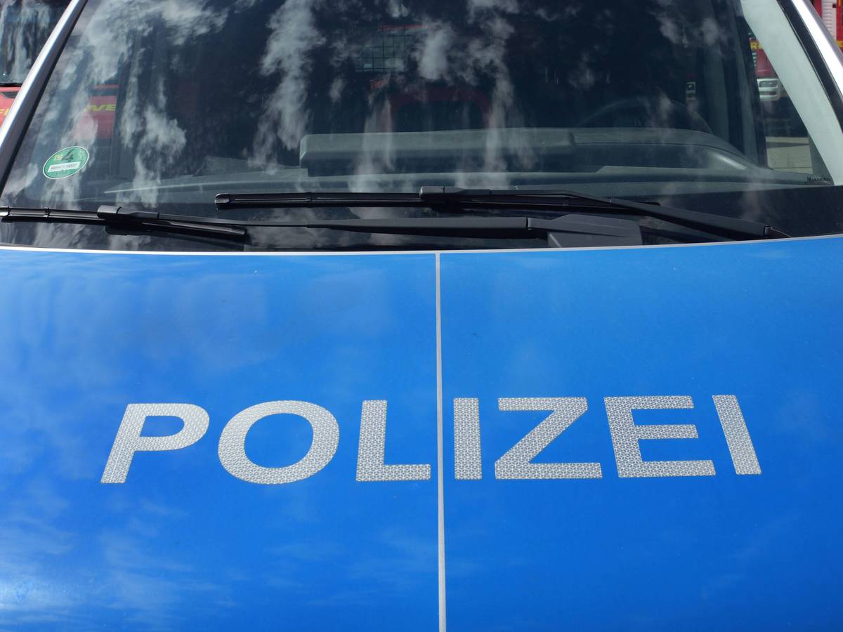 Motorhaube eines Streifenwagens der Polizei