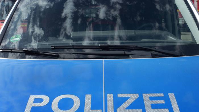 Motorhaube eines Streifenwagens der Polizei
