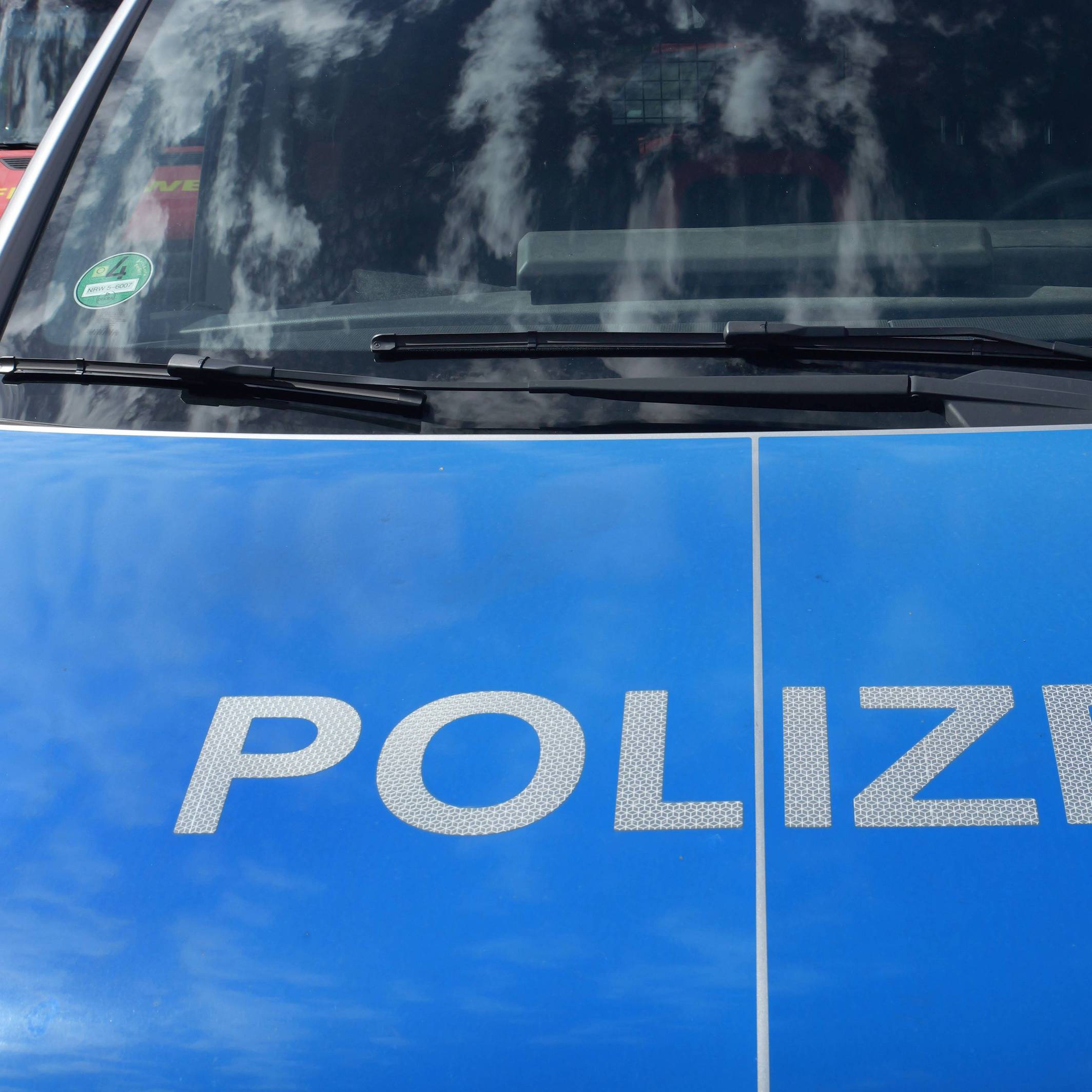 Motorhaube eines Streifenwagens der Polizei