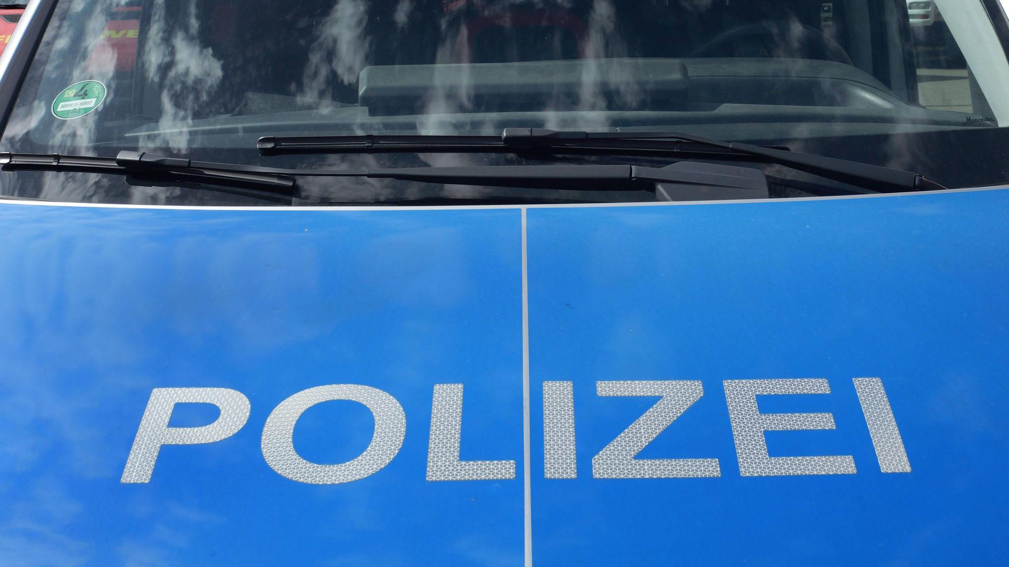 Motorhaube eines Streifenwagens der Polizei