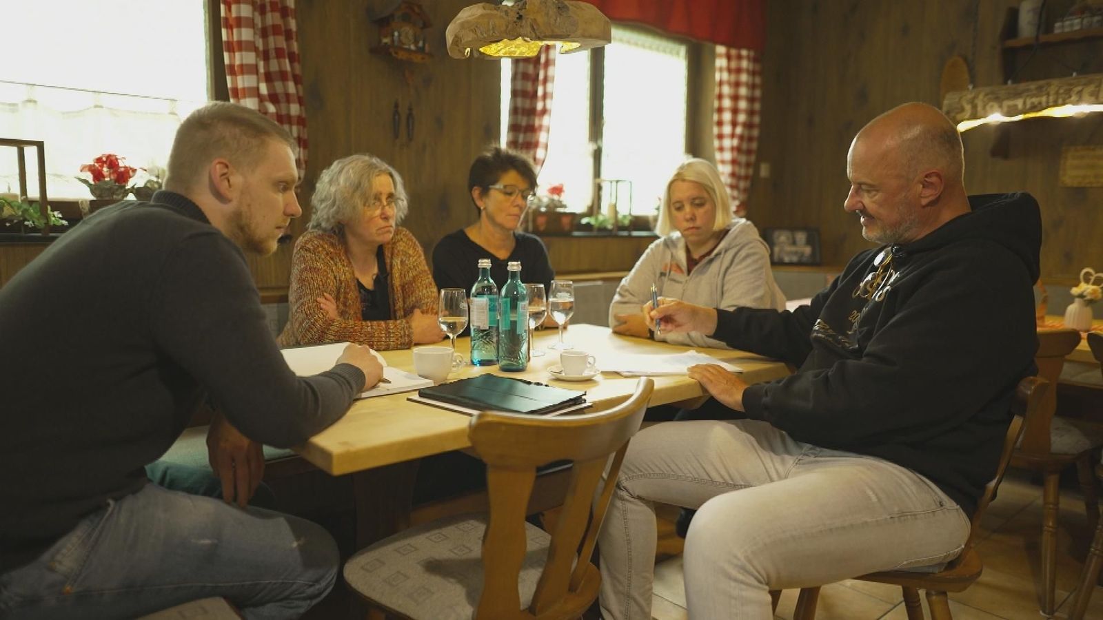 Bei einer Besprechung zählte Frank Rosin (rechts) die Mängel auf, die das Team des Orgelstübchens schnellstens beheben muss. (Bild: Joyn)