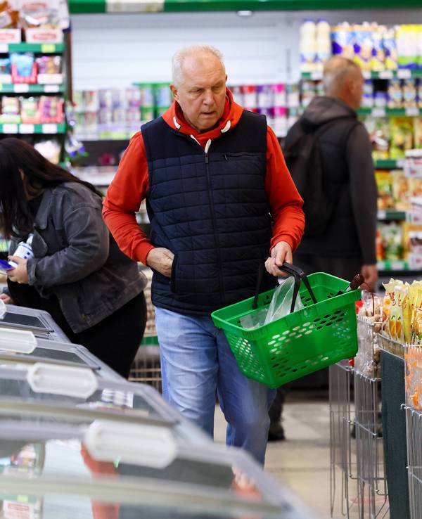 RUSSIA, SEVASTOPOL - SEPTEMBER 23, 2026: A man visits a Lider chain grocery supermarket. Sergei Malgavko/TASS PUBLICATIONxNOTxINxRUSxSUI 98189975