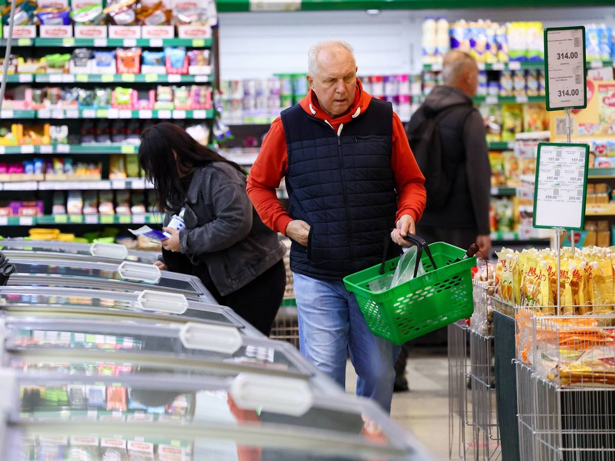 RUSSIA, SEVASTOPOL - SEPTEMBER 23, 2026: A man visits a Lider chain grocery supermarket. Sergei Malgavko/TASS PUBLICATIONxNOTxINxRUSxSUI 98189975