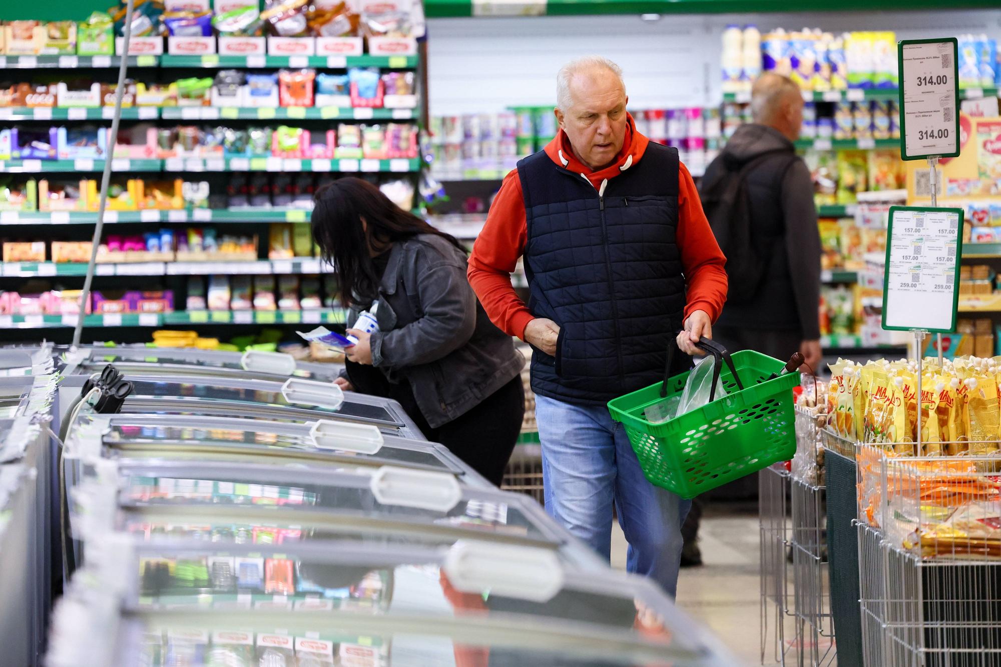RUSSIA, SEVASTOPOL - SEPTEMBER 23, 2026: A man visits a Lider chain grocery supermarket. Sergei Malgavko/TASS PUBLICATIONxNOTxINxRUSxSUI 98189975