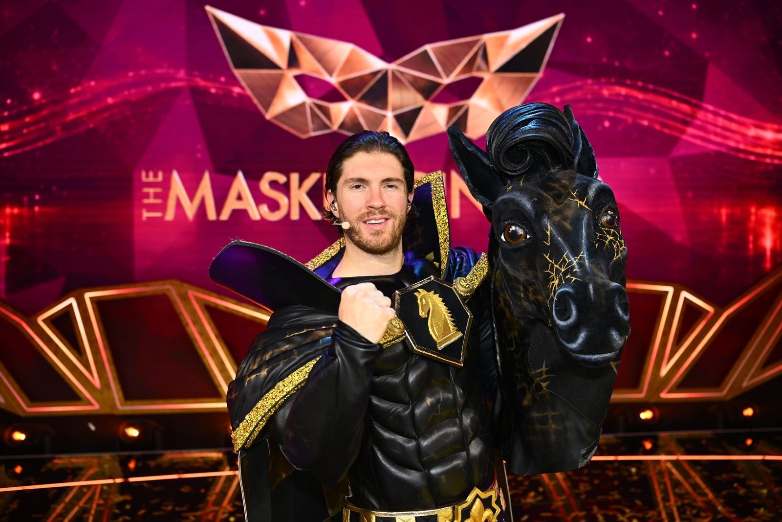 Nach seinem Sieg als Tukan bei „The Masked Singer Switzerland“ (2022) landete Ex-Dschungelkönig Joey Heindle als P. S. in Deutschland auf Platz drei. (Bild: Joyn/Willi Weber)