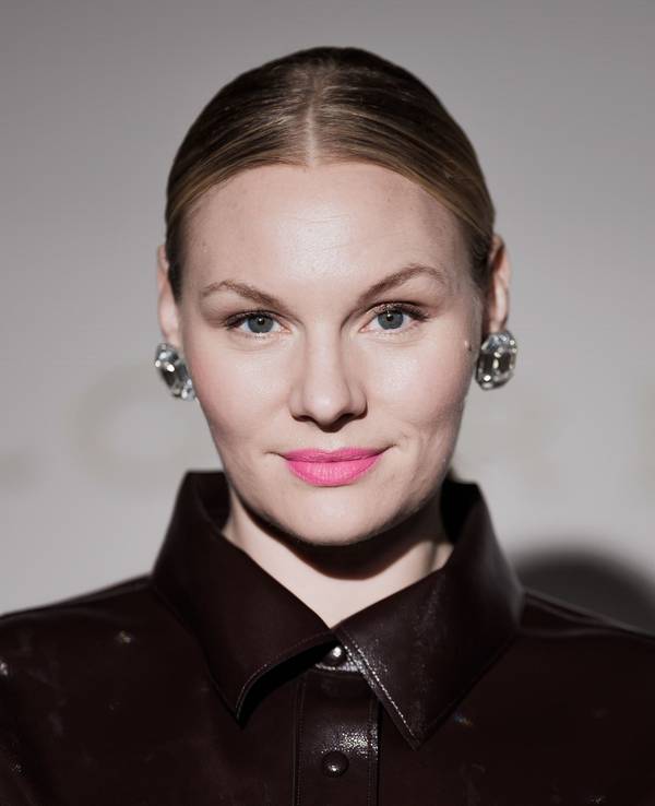 Rosalie Thomass guckt in die Kamera.
