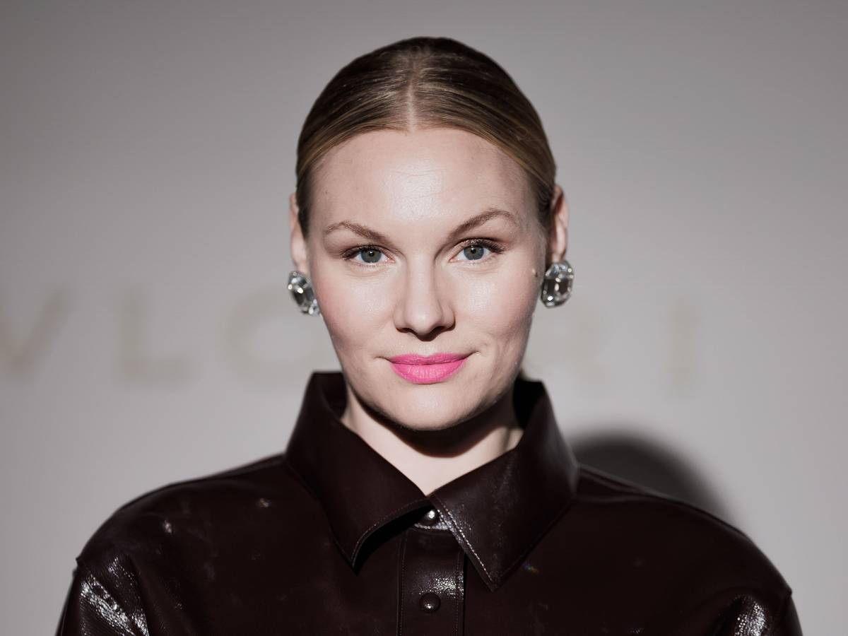 Rosalie Thomass guckt in die Kamera.