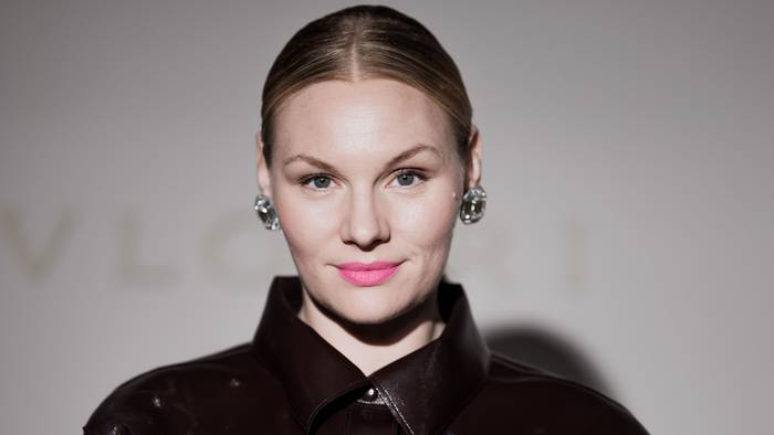 Rosalie Thomass guckt in die Kamera.