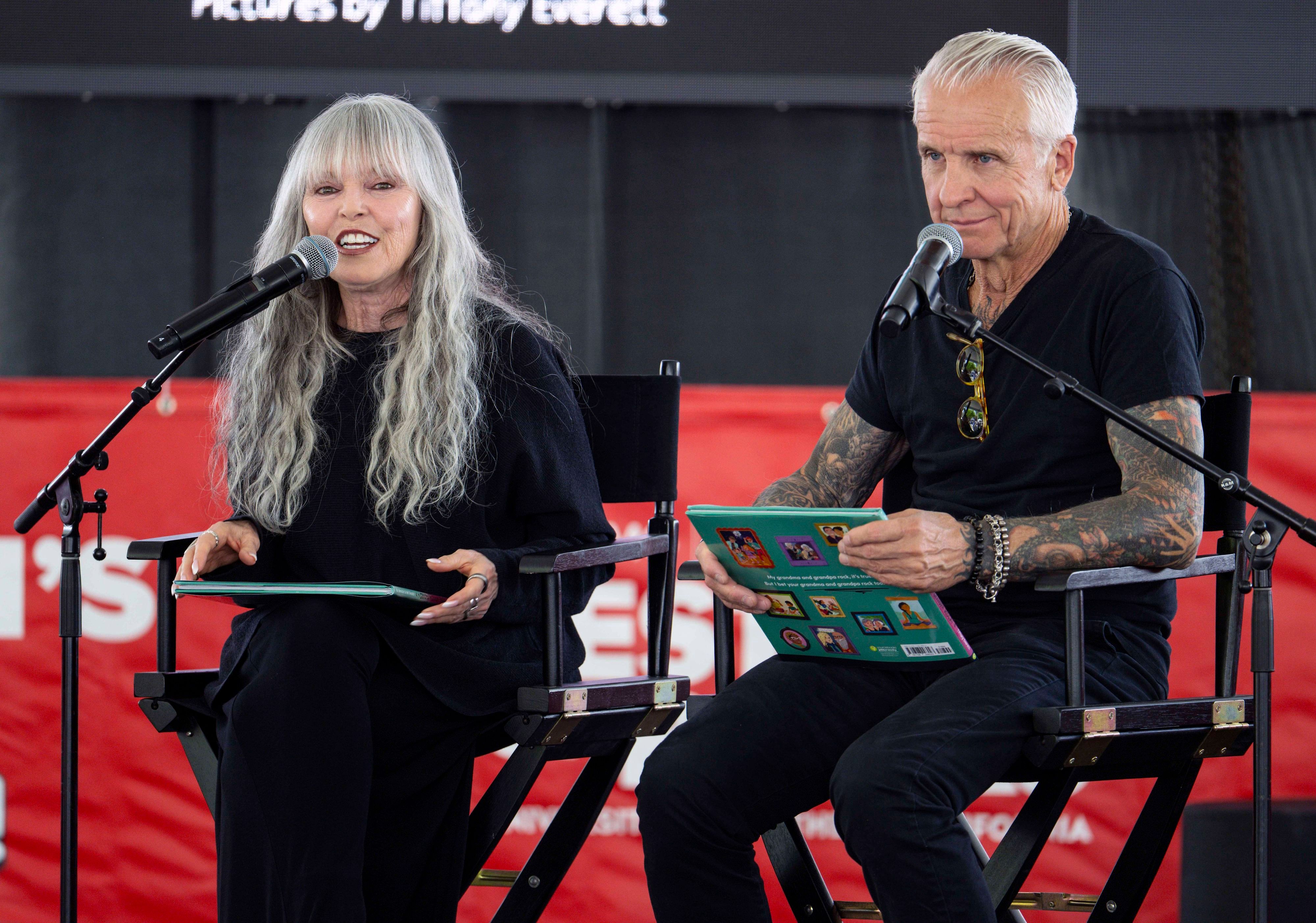Pat Benatar und Neil Giraldo sitzen auf Stühlen.
