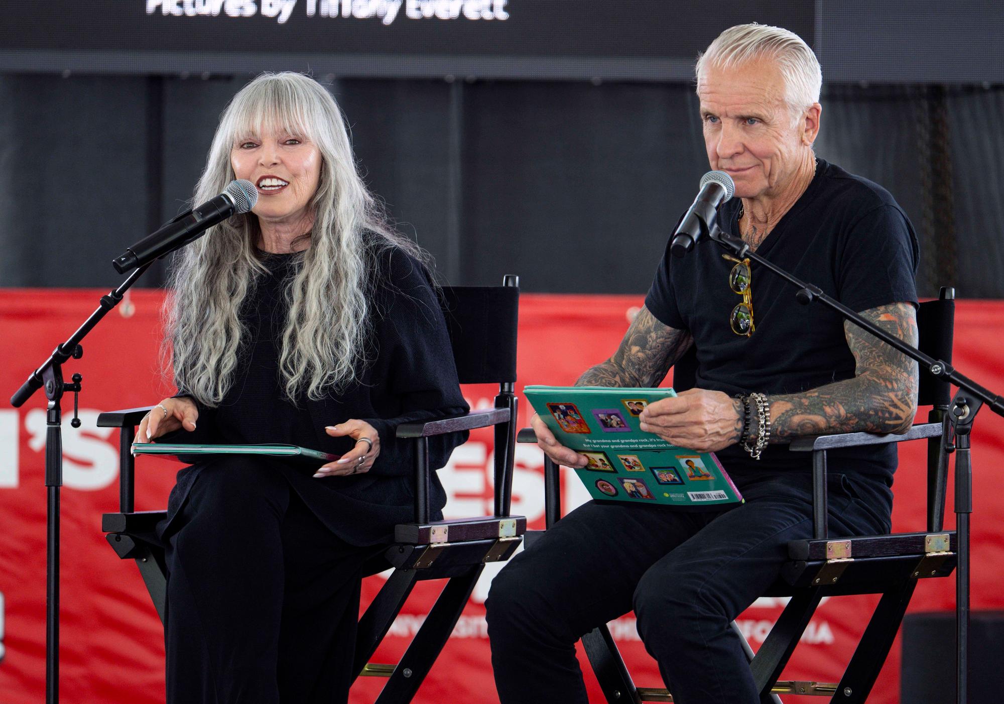 Pat Benatar und Neil Giraldo sitzen auf Stühlen.