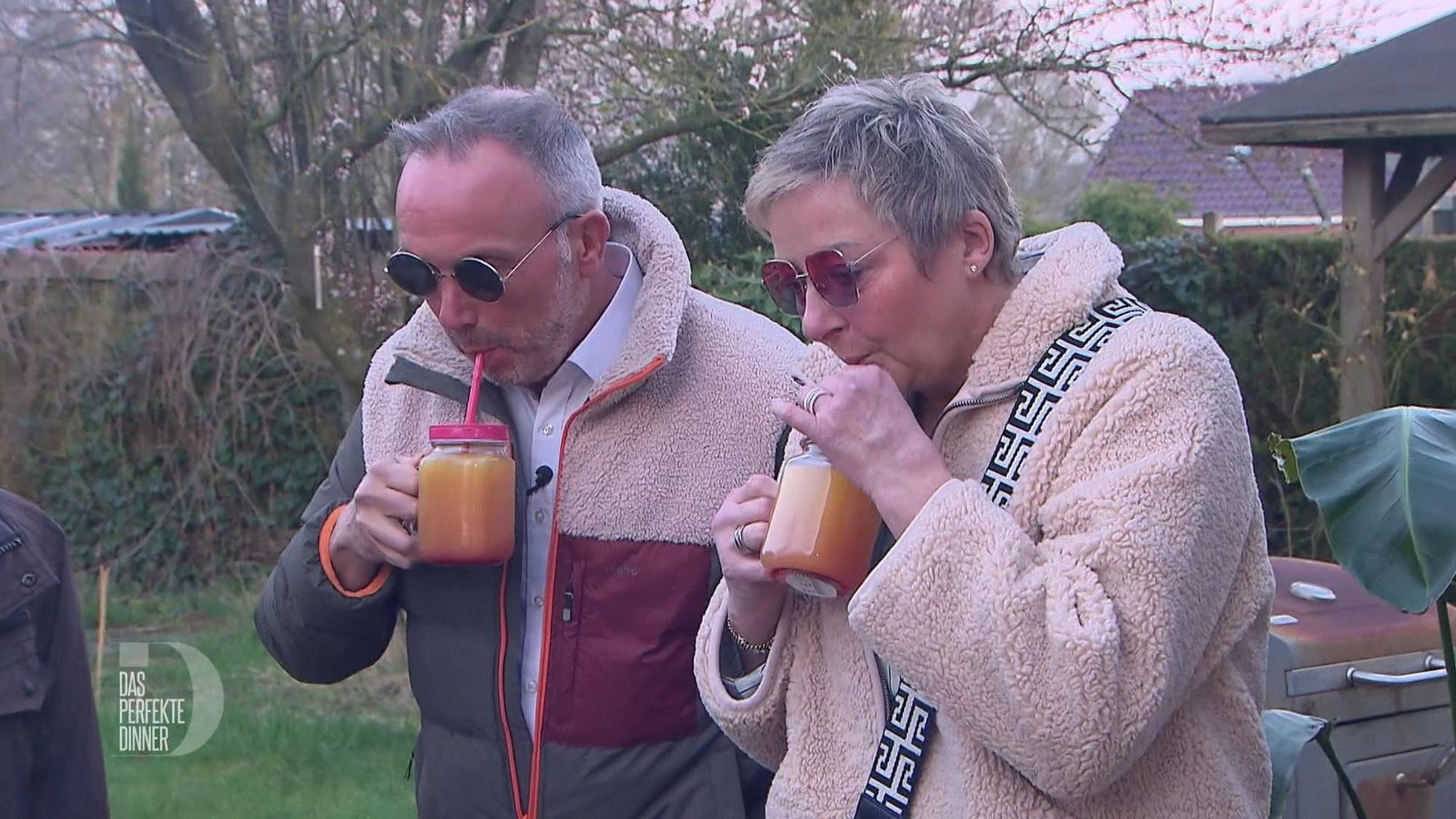 Der Abend bei Maja beginnt für die Gäste mit einem Drink im Garten. (Bild: RTL)