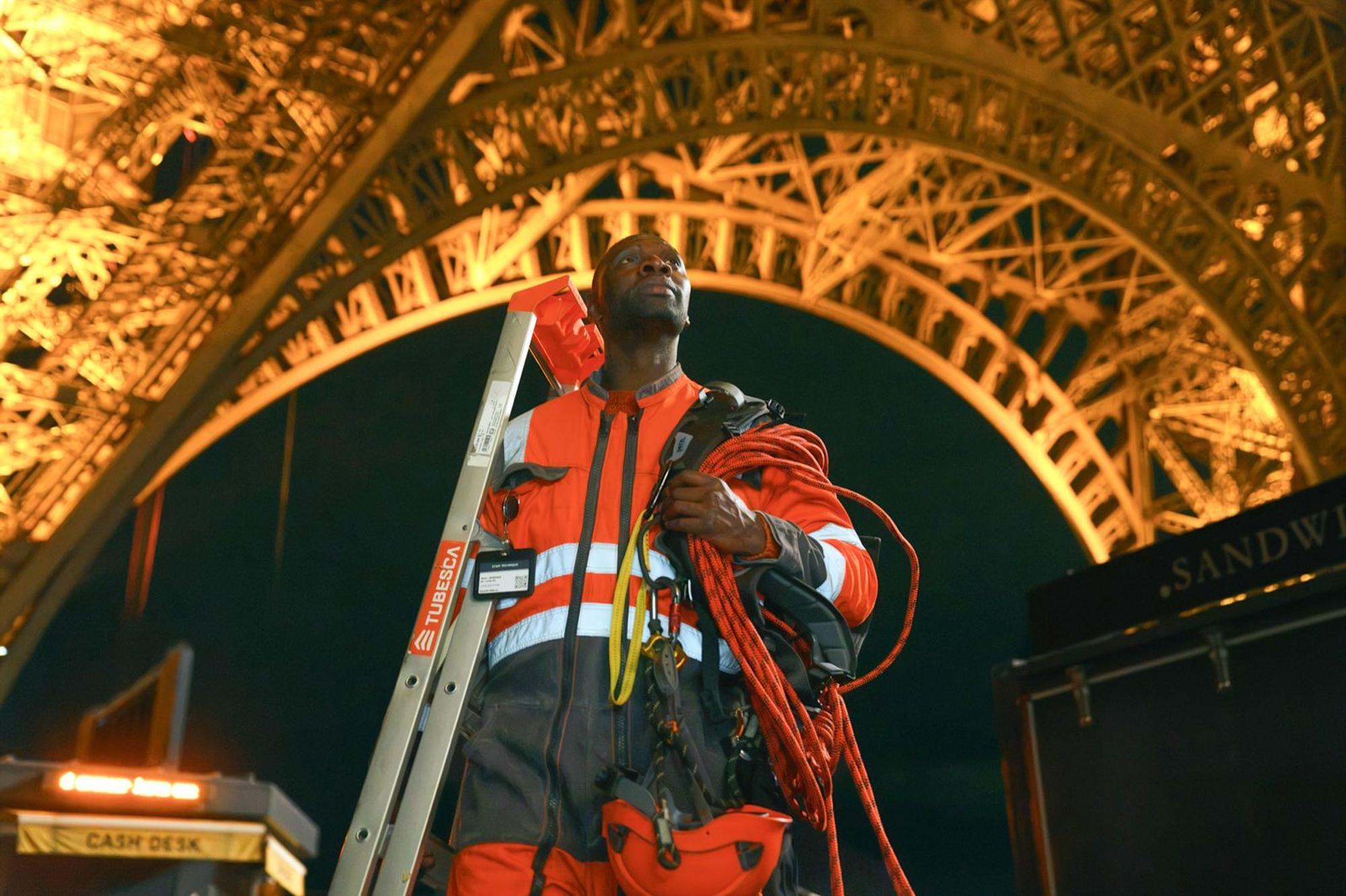 Nationale Symbole: Frankreichs beliebtester Gauner Assane Diop (Omar Sy) hat einen spektakulären Stunt auf Frankreichs beliebtestem Eisenfachwerkturm vor. (Bild: 2025 Netflix, Inc. / Emmanuel Guimier)